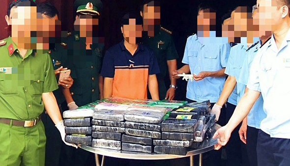 Lực lượng chức năng phát hiện 100 bánh cocain bên trong container