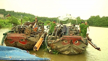 Cảng sát Đồng Nai vây bắt 14 phương tiện khai thác cát lậu trên sộng 