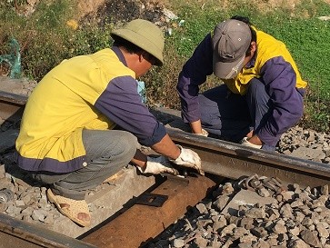 Công nhân đường sắt tiến hành sửa chữa