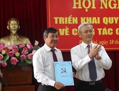 Ông Hồ Thanh Sơn (bên trái) nhận quyết định bổ nhiệm