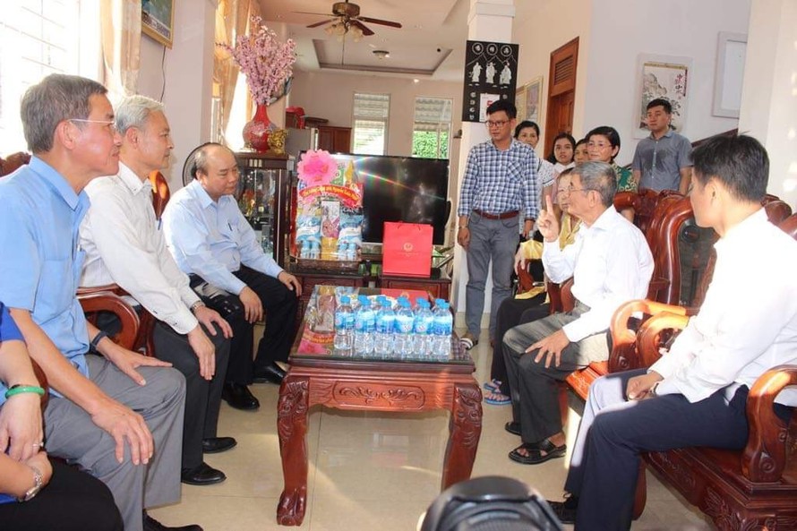 Thủ tướng Chính phủ Nguyễn Xuân Phúc thăm, tặng quà gia đình mẹ liệt sĩ Ngô Bạch Tuyết