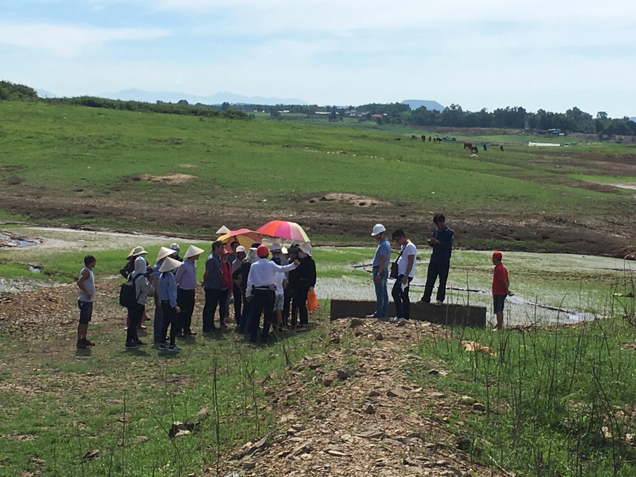 Người dân xác định khu vực tìm đường ống xả thải ra sông La Ngà