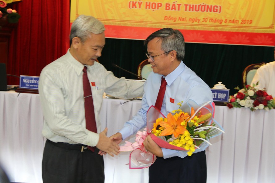 Bí thư Tỉnh ủy Đồng Nai tặng hoa chúc mừng Tân Chủ tịch UBND tỉnh Đồng Nai cao Tiến Dũng (bên phải)