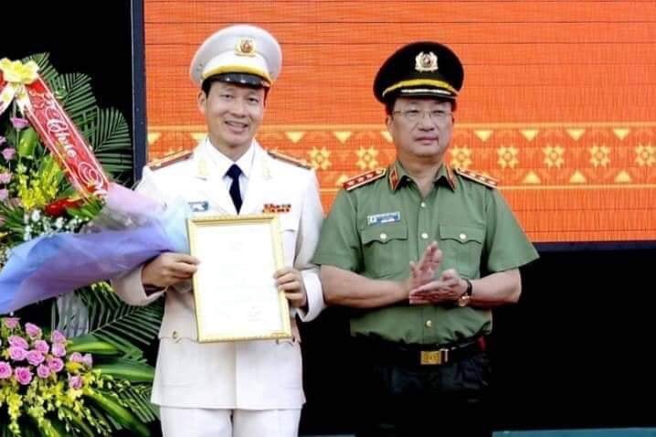 Thượng tướng Nguyễn Văn Thành, Thứ trưởng Bộ Công an (bìa phải) trao quyết định điều động, bổ nhiệm Đại tá Vũ Hồng Văn giữ chức vụ Giám đốc Công an tỉnh Đồng Nai.