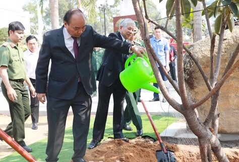Thủ tướng Nguyễn Xuân Phúc trồng cây lưu niệm tại Đại học Nguyễn Huệ