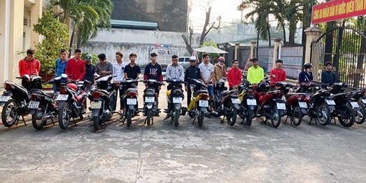 Công an chặn bắt hơn 100 'quái xế' tụ tập đua xe ở Biên Hòa