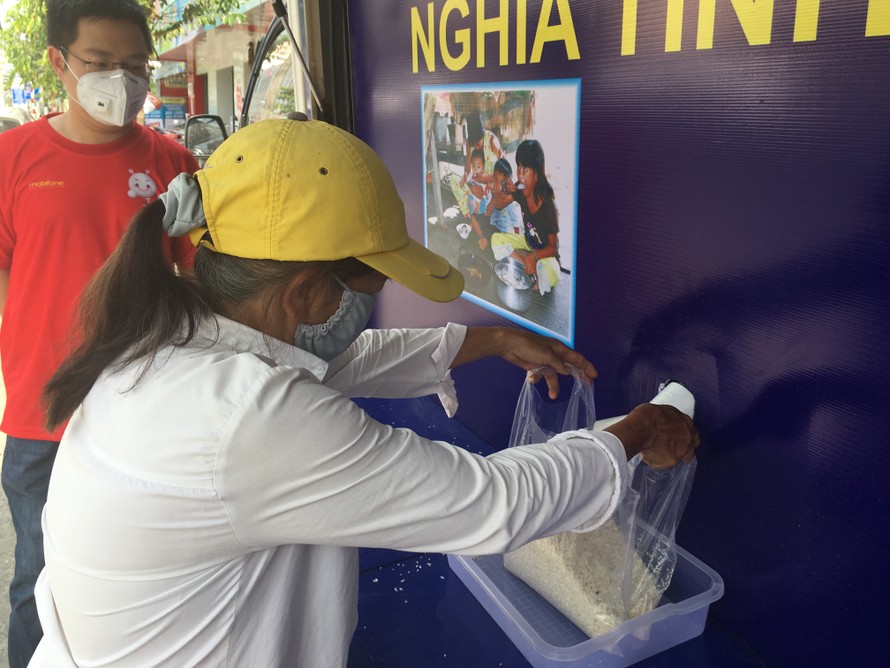 Đoàn Thanh niên Công an Đồng Nai đưa ‘ATM gạo’ lưu động đến với người nghèo