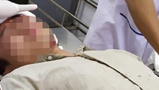 Anh Hùng được cấp cứu tại bệnh viện