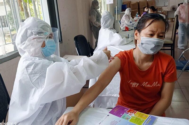 Tiêm vắc xin cho công nhân tại Biên Hòa