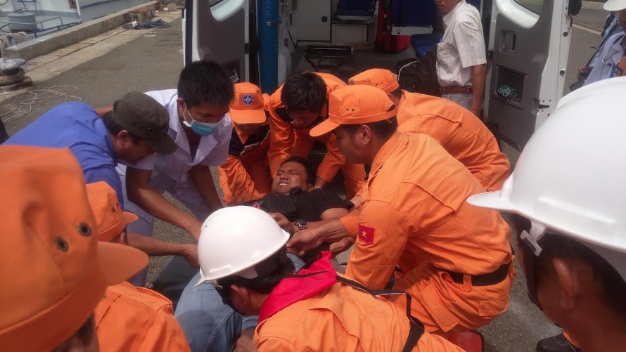 Cứu thuỷ thủ Indonesia nghi vỡ ruột thừa trên biển