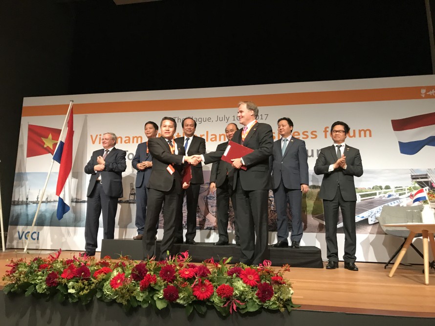 Lễ ký kết biên bản ghi nhớ giữa STC và Vinalines tại Hà Lan.
