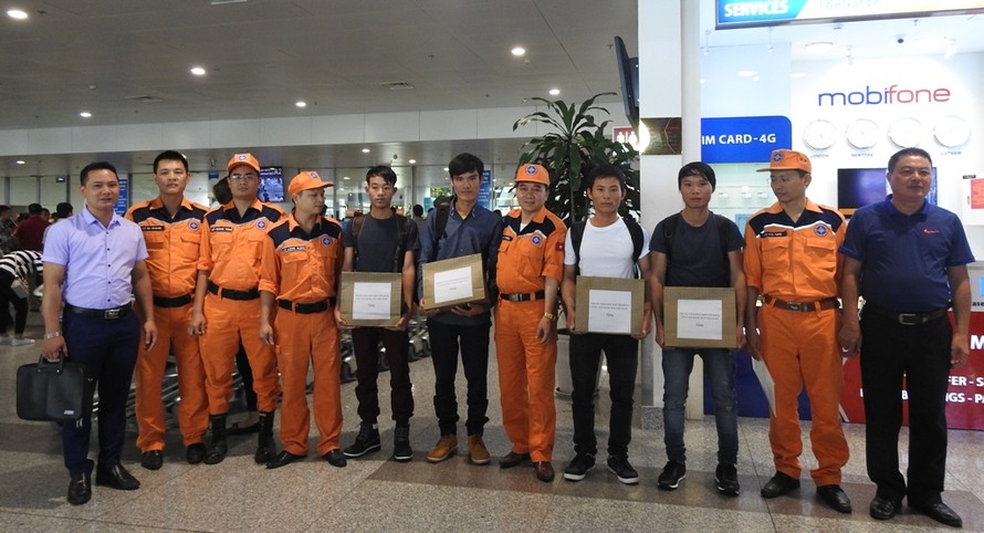 Các thuyền viên được cứu sống và đại diện cơ quan chức năng, doanh nghiệp tại Sân bay Nội Bài