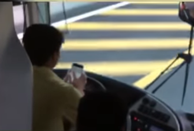 Tài xế xe khách lướt điện thoại khi đi trên cao tốc tường trình ra sao?