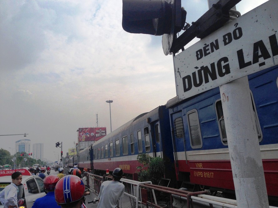 Hiện nay, việc tàu ra vào ga Hà Nội đều phải tránh các giờ cao điểm. Tác giả: Sỹ Lực 
