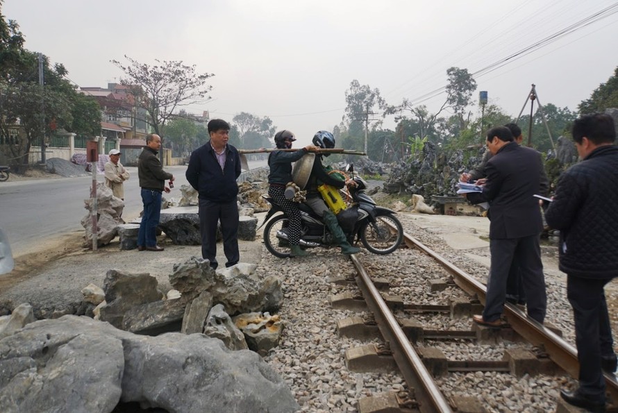 Lãnh đạo Cục Đường sắt kiểm tra đường ngang phát sinh tại Hà Nam