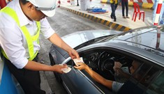 Lái xe trả tiền lẻ gây ách tắc giao thông tại trạm thu phí Cai Lậy