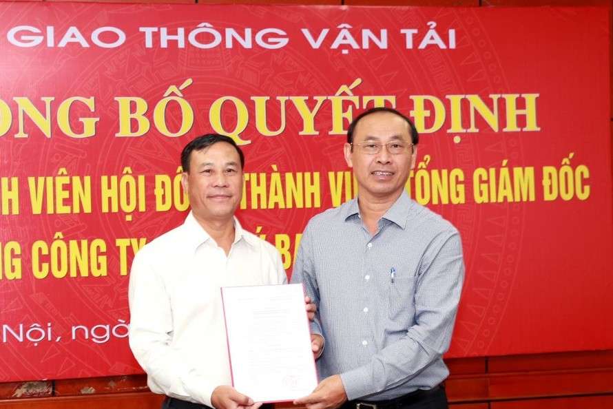 Thứ trưởng GTVT Lê Đình Thọ (bên phải) trao Quyết định bổ nhiệm Thành viên Hội đồng thành viên cho ông Đoàn Hữu Gia