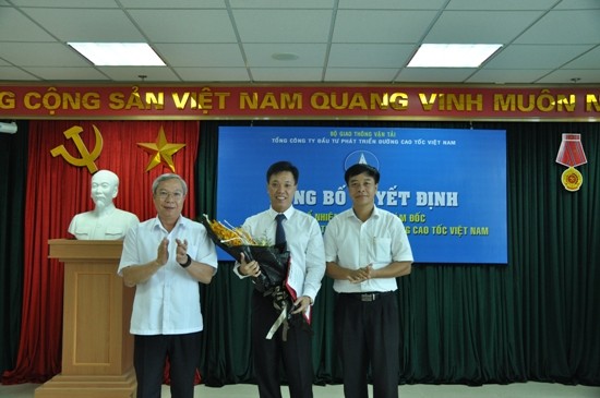 Trao quyết định và tặng hoa cho tân Phó Tổng giám đốc Nguyễn Quốc Bình (giữa)