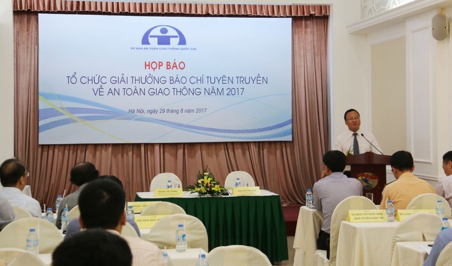 Phó Chủ tịch chuyên trách Ủy ban ATGT Quốc gia Khuất Việt Hùng phát biểu tại buổi họp báo