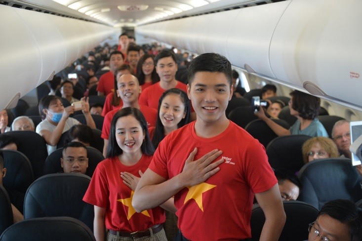 Bài hát nổi tiếng “Nối vòng tay lớn” của Trịnh Công Sơn mừng tết độc lập ngay trên tàu bay Vietjet