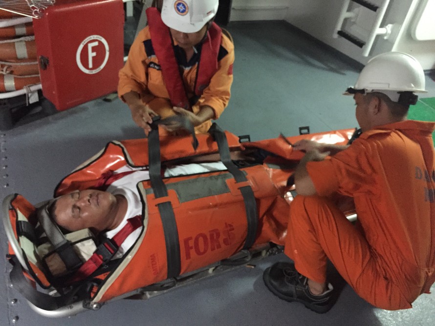 Thuyền viên tàu Trung Quốc được cứu hộ trên tàu Việt Nam