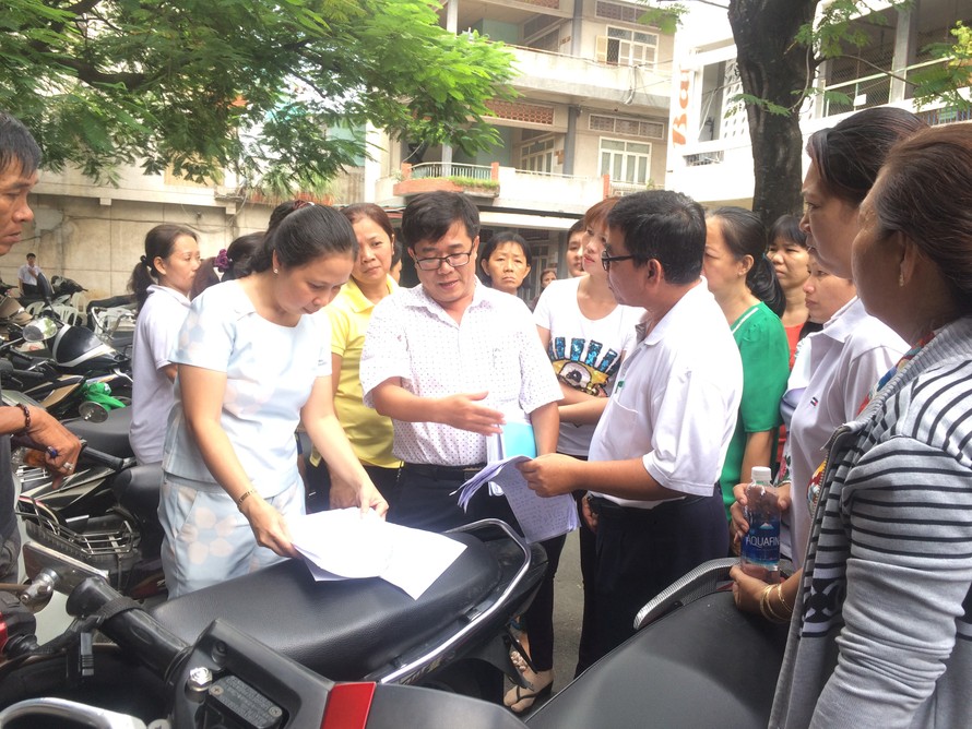 Nhiều công nhân đã tụ tập tại Công ty CP Giày Sài Gòn tại 419 Lê Hồng Phong, P 2, Q.10, TP.HCM để tiếp tục yêu cầu trả hết số tiền trợ cấp thôi việc. Ảnh: Báo Giao thông 