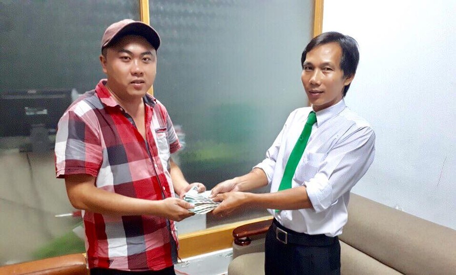Tối 16/9, khách hàng Lê Văn Anh rất vui khi nhận lại số tiền hơn 100 triệu đồng của mình