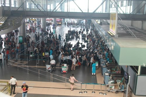 Hành khách làm thủ tục bay tại Sân bay Nội Bài