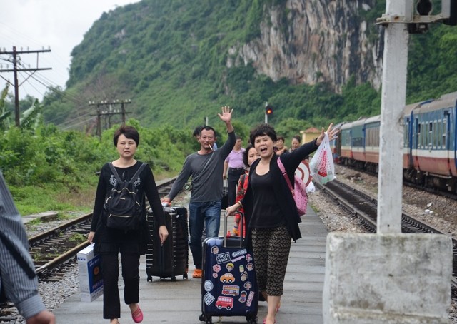 Hành khách tàu SE 19 được giải cứu sau khi tàu bị mắc kẹt tại ga Lệ Sơn (một ga xép tại Tuyên Hoá, Quảng Bình) trong cơn bão tháng 10/2016. Ảnh báo Giao thông. 