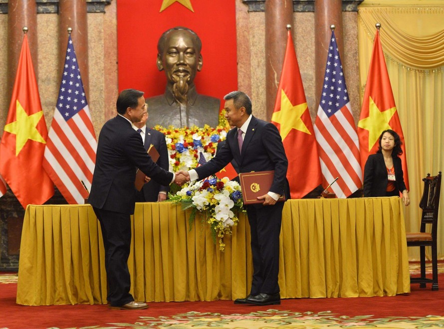 Ông Dương Trí Thành – Tổng giám đốc Vietnam Airlines (phải) và đại diện Pratt & Whitney (trái) trao văn bản ký kết