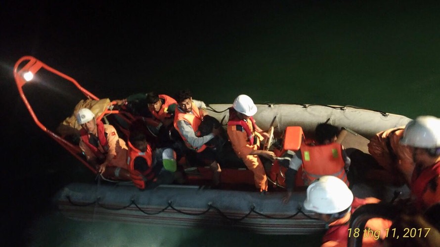 Tám thuyền viên tàu OCEAN BRIGHT được đưa lên tàu cứu hộ
