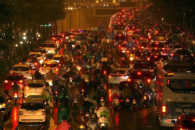 Tình hình tắc đường thường xuyên xảy ra trong những ngày mưa lạnh tại Hà Nội gần đây