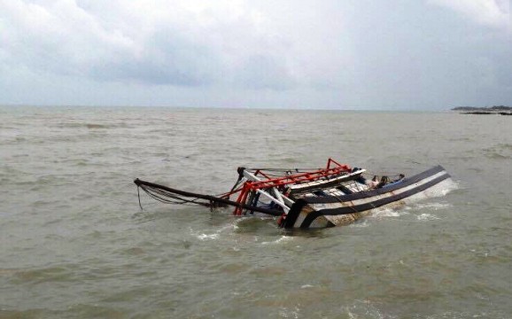 Tàu cá bị chìm, 13 ngư dân trôi dạt gần Singapore 