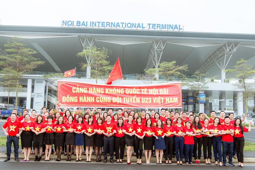 Nhân viên Cảng Hàng không Nội Bài mặc đồng phục cổ động U23 Việt Nam 