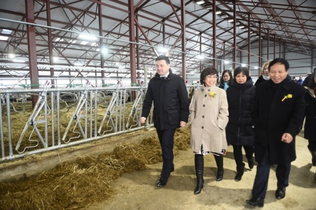 Lãnh đạo tỉnh tỉnh Moscow, đại sứ quán Việt Nam và bà Thái Hương thăm trang trại bò sữa đầu tiên của Tập đoàn TH trên đất Nga