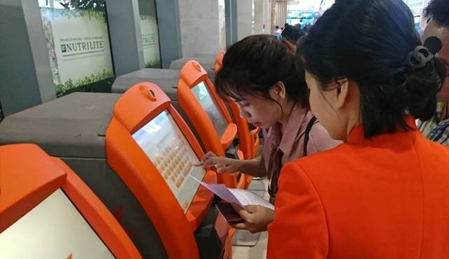 Quầy làm thủ tục tự động (Kiosk Check-in) của Jetstar Pacific tại Tân Sơn Nhất 