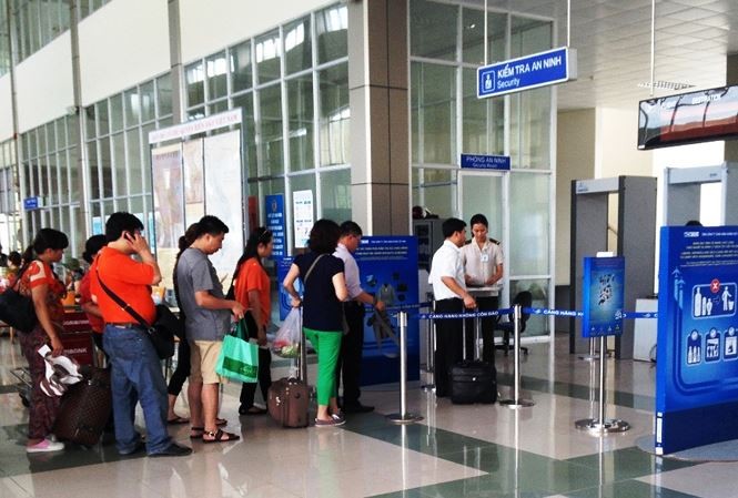 Kiểm tra giấy tờ tuỳ thân của hành khách tại sân bay
