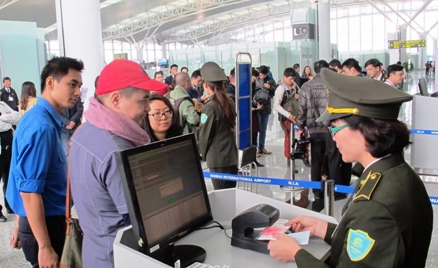 Thực hiện kiểm tra giấy tờ tuỳ thân của hành khách tại sân bay