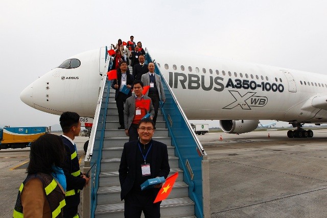 Hình ảnh máy bay Airbus A350-1000 tại Nội Bài