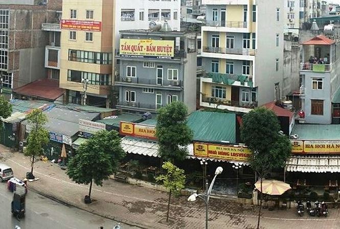 Một số cơ quan ban ngành và UBND quận Nam Từ Liêm đang có một số động thái hợp thức hoá, nâng cấp các ki ốt sai phạm trên phố Nguyễn Hoàng không đúng quy hoạch.