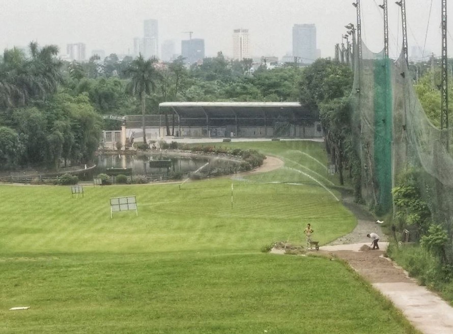 Sân tập golf tại khu vực cầu Vĩnh Tuy - Hà Nội