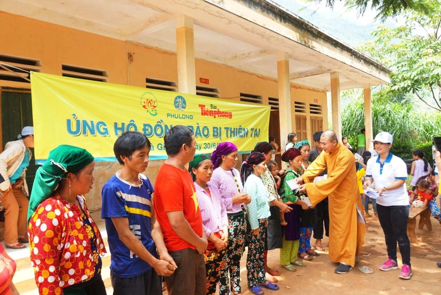 Đoàn cứu trợ của Cty Địa ốc Phú Long, Hội Từ thiện Tường Nguyên và báo Tiền Phong trao quà tại xã Lùng Tám, huyện Quản Bạ