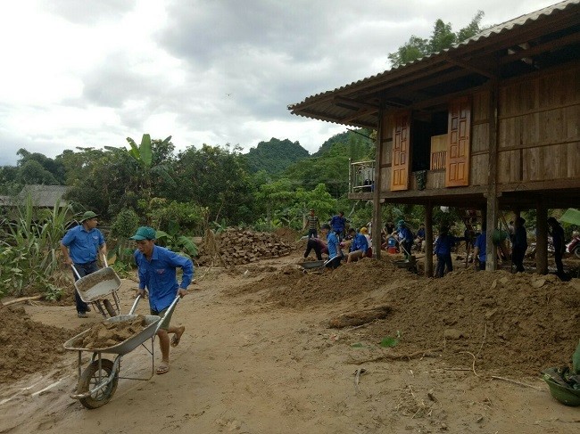 Đoàn viên thanh niên dọn nhà cho người dân xã Sơn Lương sau lũ
