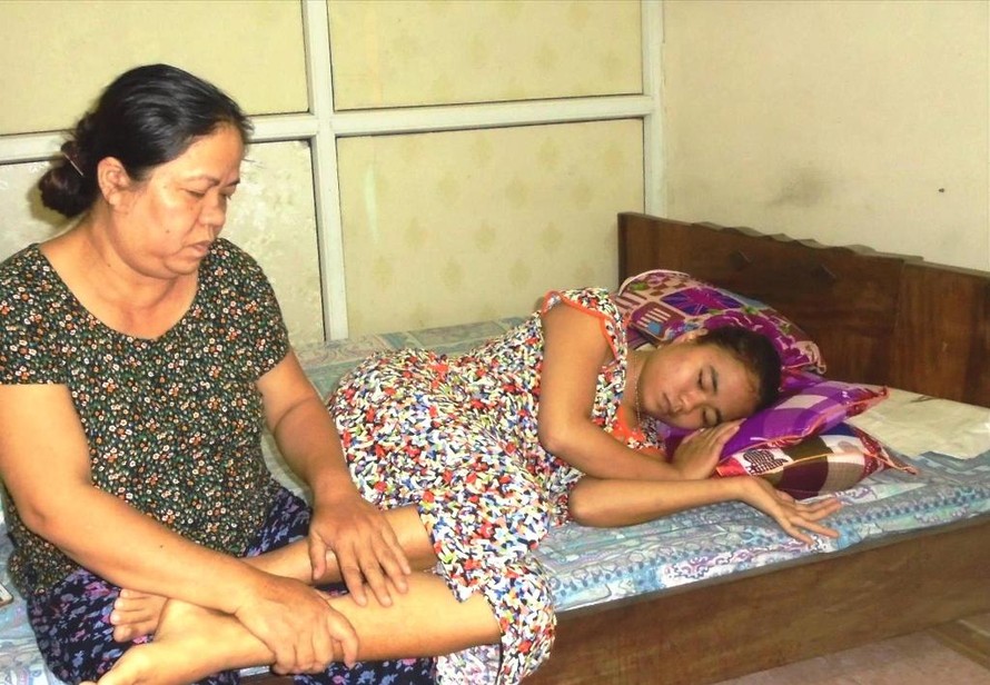 Chị Nhàn và con gái trong phòng trọ gần Bệnh viện Bạch Mai