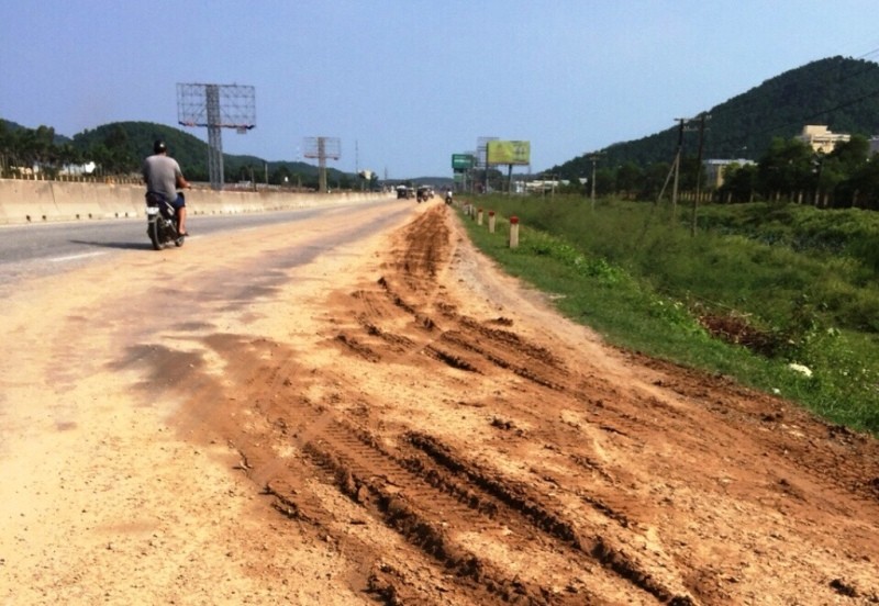 Hình ảnh bùn đất kéo từ công trường san lấp mặt bằng ra quốc lộ 1 qua huyện Nghi Lộc - Nghệ An