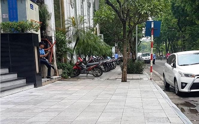 Vỉa hè phá cách, xoá lối đi của người đi bộ trên phố Nguyễn Du vẫn chưa được làm lại