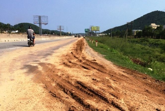 Hiện trường xe tải kéo bùn đất ra QL 1A qua huyện Nghi Lộc - Nghệ An.