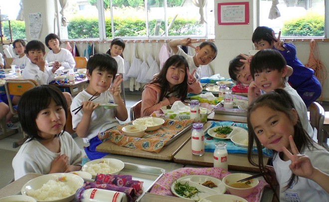 Trẻ em Nhật bản uống sữa tại trường học