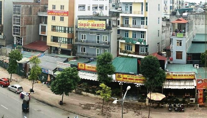 Dư luận lo ngại việc các cơ quan chức năng Hà Nội đang có kế hoạch "hợp thức hóa" dãy kiot trên đường Nguyễn Hoàng thành điểm kinh doanh làm mất mỹ quan đô thị, xung đột giao thông. 