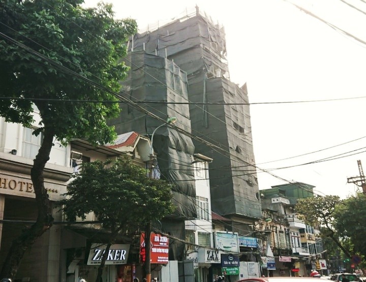 Cao ốc cuối phố Hàng Bông có dấu hiệu vi phạm về chiều cao.